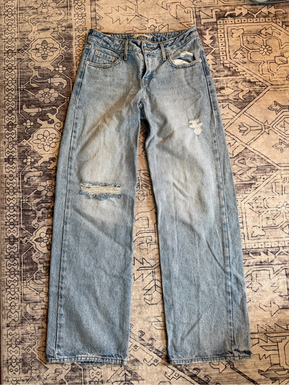 Levi Premium low loose distressed women’s jeans 26x34 light wash